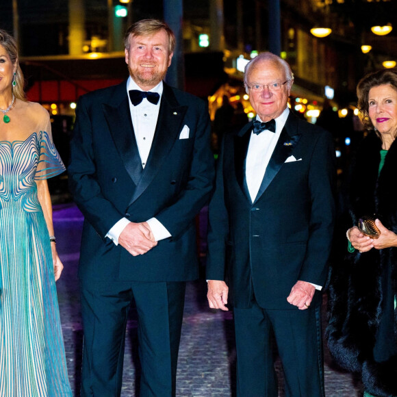 Le roi Willem-Alexander et la reine Maxima des Pays-Bas, le roi Carl Gustav et la reine Silvia de Suède lors d'une soirée de concert offerte au roi et à la reine de Suède à Stockholm, à l'occasion du voyage officiel du couple royal des Pays-Bas en Suède. Le 12 octobre 2022