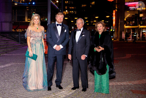 Le roi Willem-Alexander et la reine Maxima des Pays-Bas, le roi Carl Gustav et la reine Silvia de Suède lors d'une soirée de concert offerte au roi et à la reine de Suède à Stockholm, à l'occasion du voyage officiel du couple royal des Pays-Bas en Suède. Le 12 octobre 2022