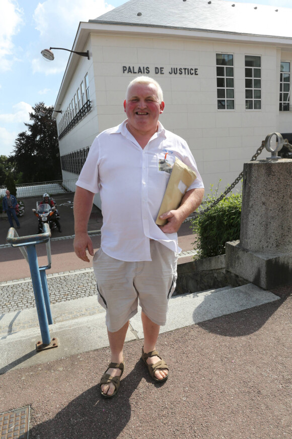 Thierry Olive, de l'emission de tele realite "L'amour est dans le pre", a ete convoqué au tribunal de Coutances (50), pour une histoire de tromperie sur la vente de veaux. Il sera finalement reconvoque devant le tribunal de Coutances le 20 novembre.