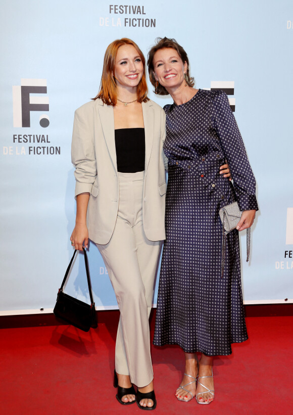 Chloé Jouannet et sa mère Alexandra Lamy au photocall de la cérémonie de clôture de la 24ème édition du Festival de la Fiction TV de La Rochelle, France. © Patrick Bernard/Bestimage 