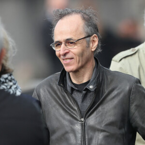 Jean-Jacques Goldman et Maxime Le Forestier lors des obsèques de Véronique Colucci au cimetière communal de Montrouge, le 12 avril 2018.