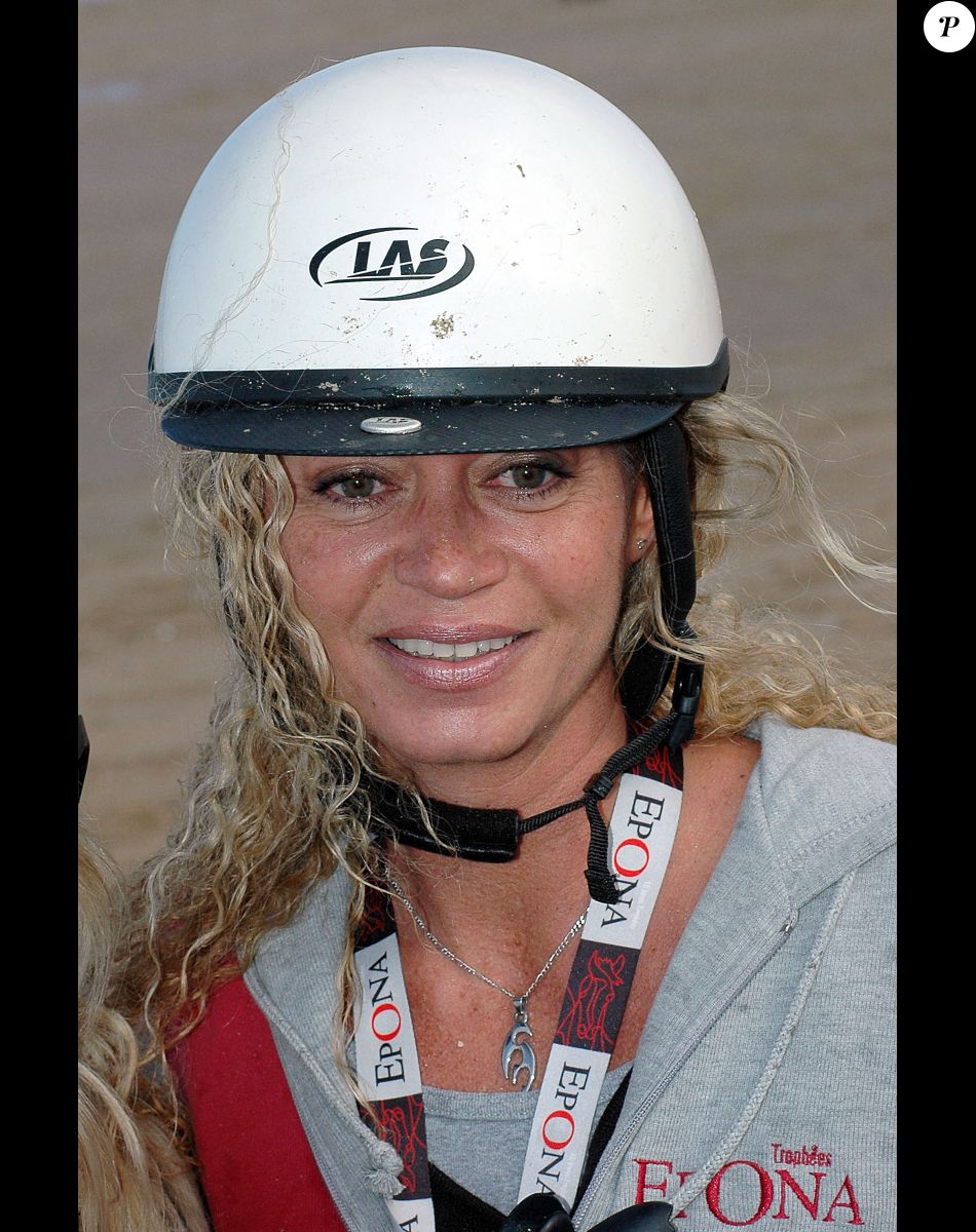 Archives - Raphaëlle Ricci lors du 16e édition des "Trophées Epona" à Cabourg, le 11 octobre 2009.