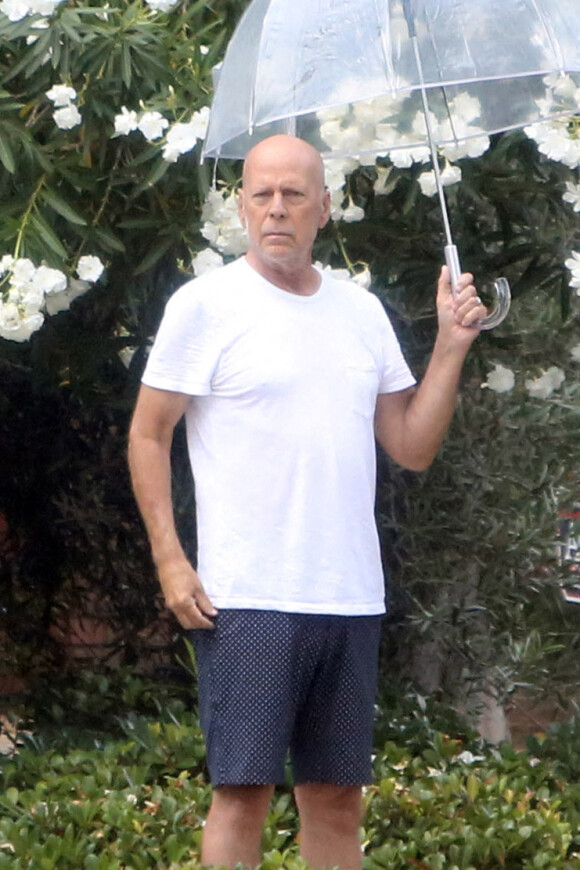 Bruce Willis se protège de la canicule avec un parapluie transparent à Los Angeles le 9 septembre 2022. 