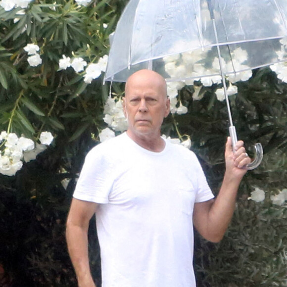 Bruce Willis se protège de la canicule avec un parapluie transparent à Los Angeles le 9 septembre 2022. 