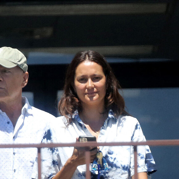 Bruce Willis et sa femme Emma Heming se promènent dans les rues de Los Angeles le 23 juin 2022. 