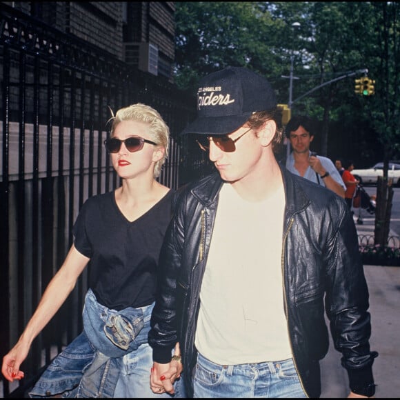 Sean Penn et Madonna se promenant en 1987