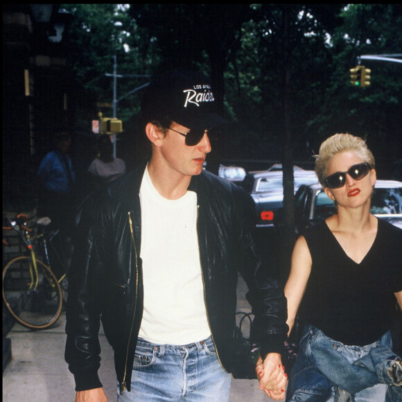 Sean Penn et Madonna se promenant en 1987