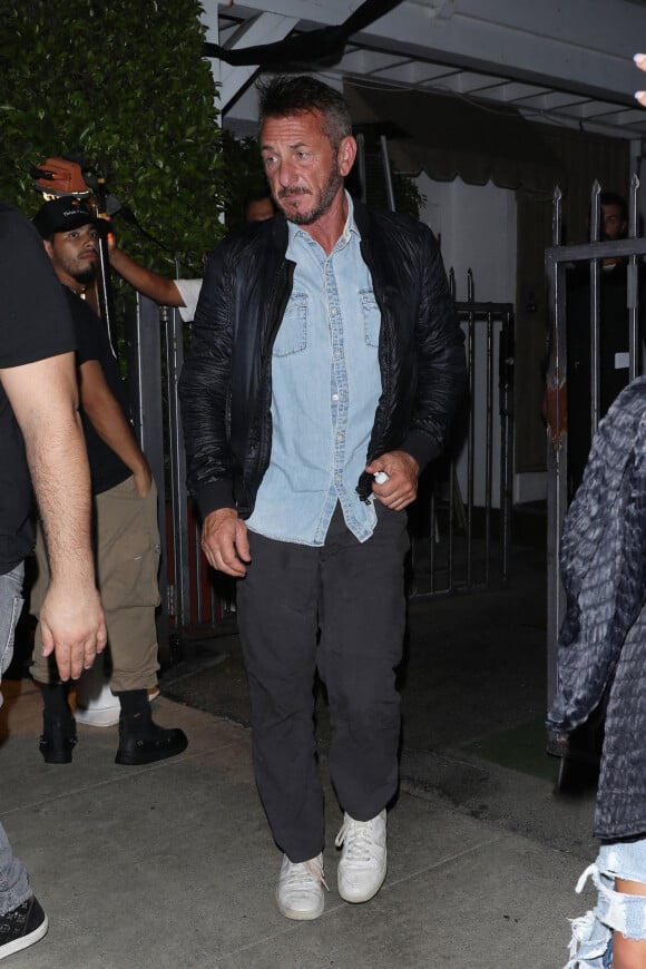 Exclusif - Sean Penn a dîné avec une mystérieuse jeune femme au restaurant "Giorgio Baldi" avant de rentrer séparément à Santa Monica, le 8 septembre 2022.