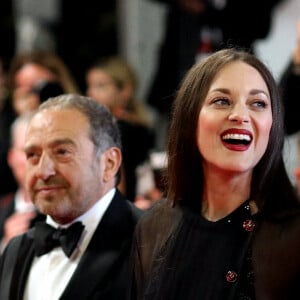 Patrick Timsit, Marion Cotillard - Montée des marches du film " Frère et Soeur " lors du 75ème Festival International du Film de Cannes. Le 20 mai 2022 © Dominique Jacovides / Bestimage 
