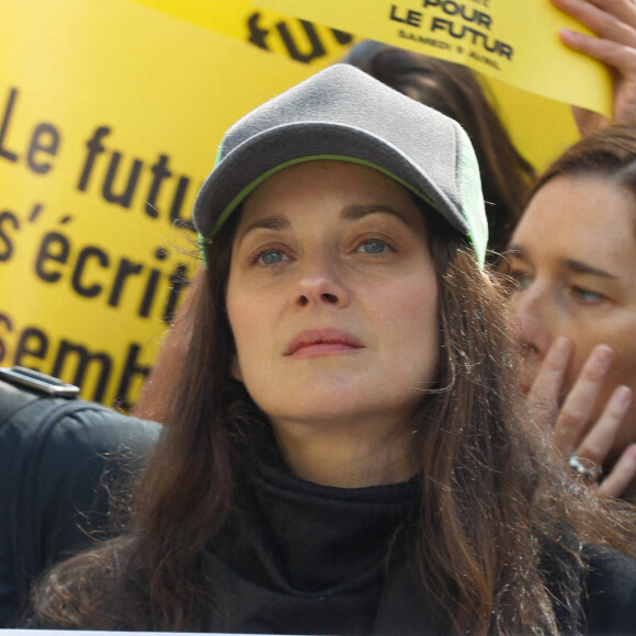Marion Cotillard - Marche pour le futur entre la place de la Bastille et la place de la République à Paris, France, le 09 avril 2022. A la veille du scrutin des milliers de personnes manifestent dans plusieurs villes de France. Plusieurs milliers de manifestants ont marché "pour le futur" samedi dans toute la France à l'initiative d'organisations et collectifs écologistes, antiracistes, féministes et antiprécarité, à la veille du premier tour d'une l'élection présidentielle bien peu marquée par l'urgence climatique. © Christophe Clovis / Bestimage 