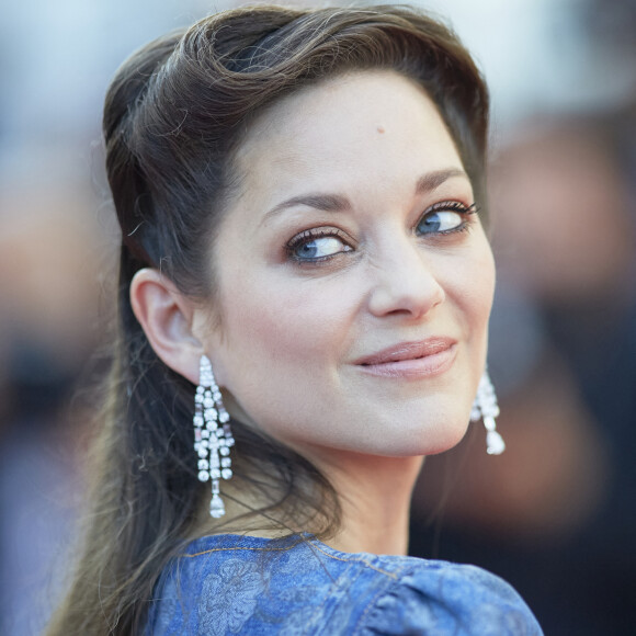 Marion Cotillard - Montée des marches du film " De son vivant " lors du 74ème Festival International du Film de Cannes. Le 10 juillet 2021 © Borde-Jacovides-Moreau / Bestimage 
