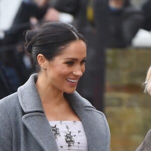 Meghan Markle, duchesse de Sussex, enceinte, visite le foyer Royal Variety de "Brinsworth House", à Twickenham le 18 décembre 2018. 