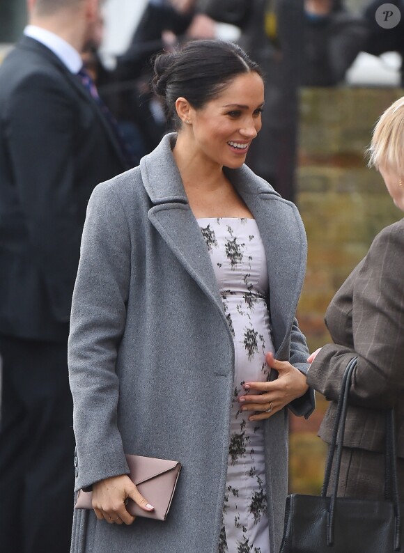 Meghan Markle, duchesse de Sussex, enceinte, visite le foyer Royal Variety de "Brinsworth House", à Twickenham le 18 décembre 2018. 