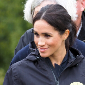 Le prince Harry, duc de Sussex, et Meghan Markle, duchesse de Sussex, assistent à l'inauguration d'un site de 20 hectares pour The Queen's Commonwealth Canopy à Auckland, Nouvelle-Zélande, le 30 octobre 2018. Après avoir dévoilé la plaque, ils ont participé à un lancé de bottes avec des écoliers de la région. 