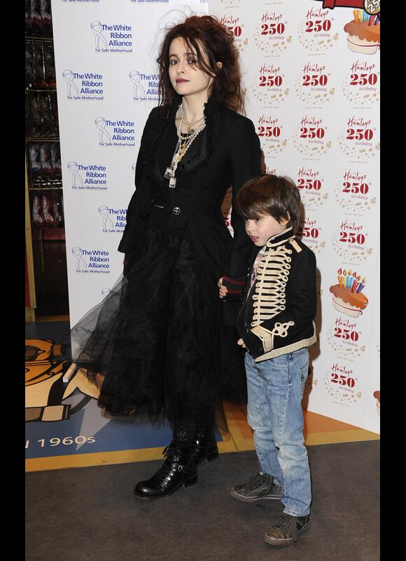 Helena Bonham Carter et son fils Billy Ray au 250ème anniversaire de Hamleys à Londres le 11 février 2010