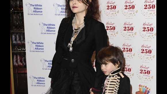 Helena Bonham Carter vous présente son adorable fiston... Un grand fan de Michael Jackson !