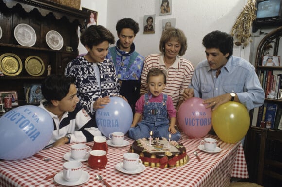 En Belgique, chez lui près de Liège, rendez-vous avec Frédéric François, sa femme Monique et leurs enfants, Vincent, Gloria et Anthony. Février 1992. © Jean Lenoir via Bestimage