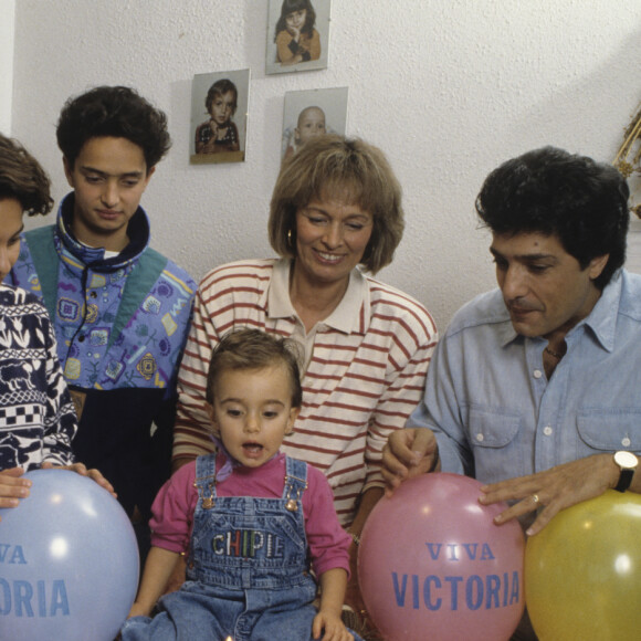 En Belgique, chez lui près de Liège, rendez-vous avec Frédéric François, sa femme Monique et leurs enfants, Vincent, Gloria et Anthony. Février 1992. © Jean Lenoir via Bestimage