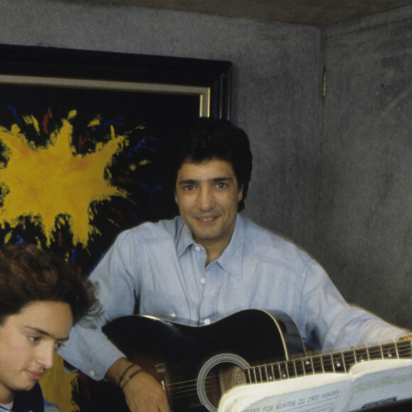 En Belgique, chez lui près de Liège, rendez-vous avec Frédéric François et son fils Vincent. Février 1992. © Jean Lenoir via Bestimage
