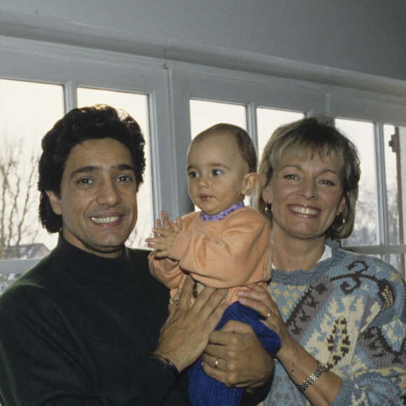 En Belgique, chez lui près de Liège, rendez-vous avec Frédéric François, sa femme Monique et leur fille Victoria. Février 1991. © Bruno Schneider via Bestimage