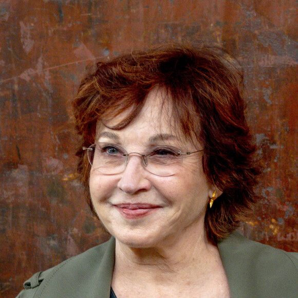 Marlène Jobert devant le premier "décor" de l'histoire du Cinématographe le Hangar apparait en arrière plan du film "La sortie des usines Lumière lors du festival Lumière à Lyon, France. © Sandrine Thesillat/Panoramic/Bestimage