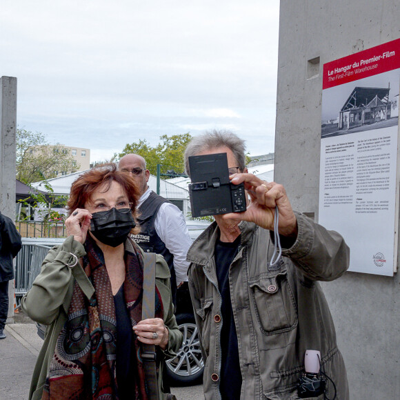 Marlène Jobert devant le premier "décor" de l'histoire du Cinématographe le Hangar apparait en arrière plan du film "La sortie des usines Lumière lors du festival Lumière à Lyon, France, le 21 octobre 2022. © Sandrine Thesillat/Panoramic/Bestimage.