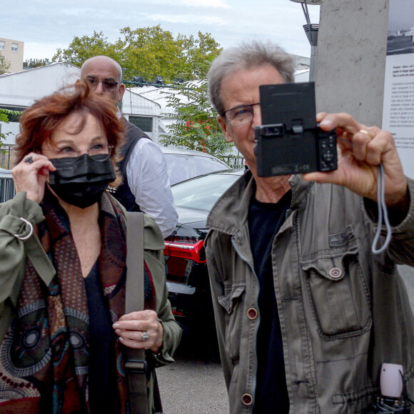 Marlène Jobert devant le premier "décor" de l'histoire du Cinématographe le Hangar apparait en arrière plan du film "La sortie des usines Lumière lors du festival Lumière à Lyon, France, le 21 octobre 2022. © Sandrine Thesillat/Panoramic/Bestimage.