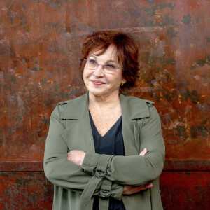 Marlène Jobert devant le premier "décor" de l'histoire du Cinématographe le Hangar apparait en arrière plan du film "La sortie des usines Lumière lors du festival Lumière à Lyon, France, le 21 octobre 2022. © Sandrine Thesillat/Panoramic/Bestimage.