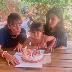 Alizée fête ses 38 ans avec ses filles, ANnily et Maggy. Instagram. Le 21 août 2022.