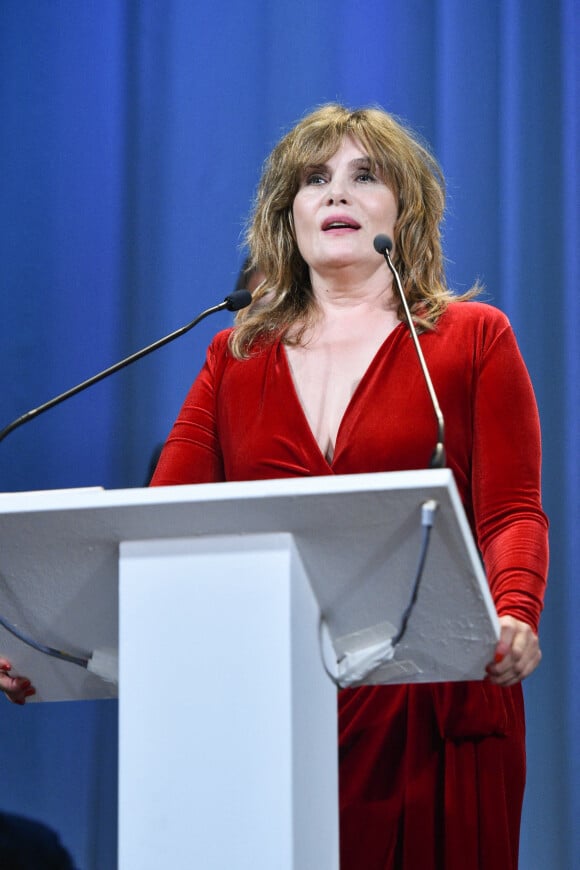 Emmanuelle Seigner (Grand Prix du Jury décerné à Roman Polanski pour "J'accuse") sur scène lors de la cérémonie de clôture du 76ème Festival International du Film de Venise (Mostra), le 7 septembre 2019.