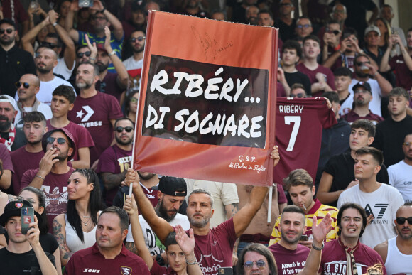Franck Ribery, en larmes, fait ses adieux au public lors de son dernier match à Salerne, le 22 octobre 2022. 