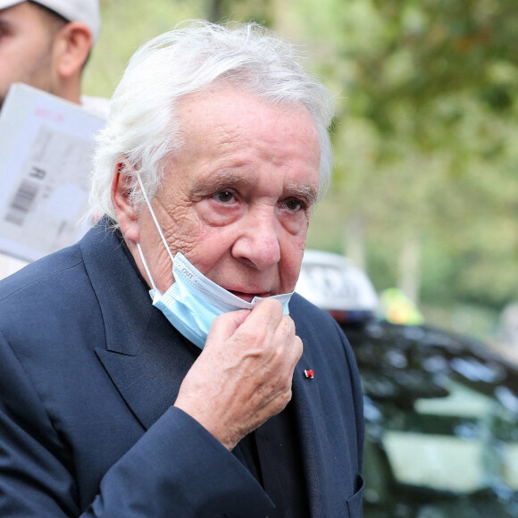Michel Sardou arrive dans les studios de l'émission de télévision "C à vous" à Paris, le 30 août 2021. © Panoramic/Bestimage