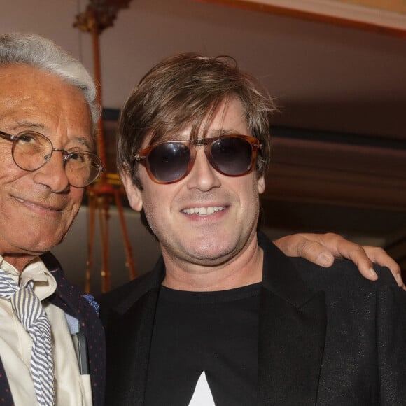 Jean-Marie Périer, Thomas Dutronc - Lancement du nouveau livre de Jean-Marie Périer "Chroniques d'un dilettante" au café littéraire Les Deux magots à Paris le 26 octobre 2021. © Jack Tribeca / Bestimage