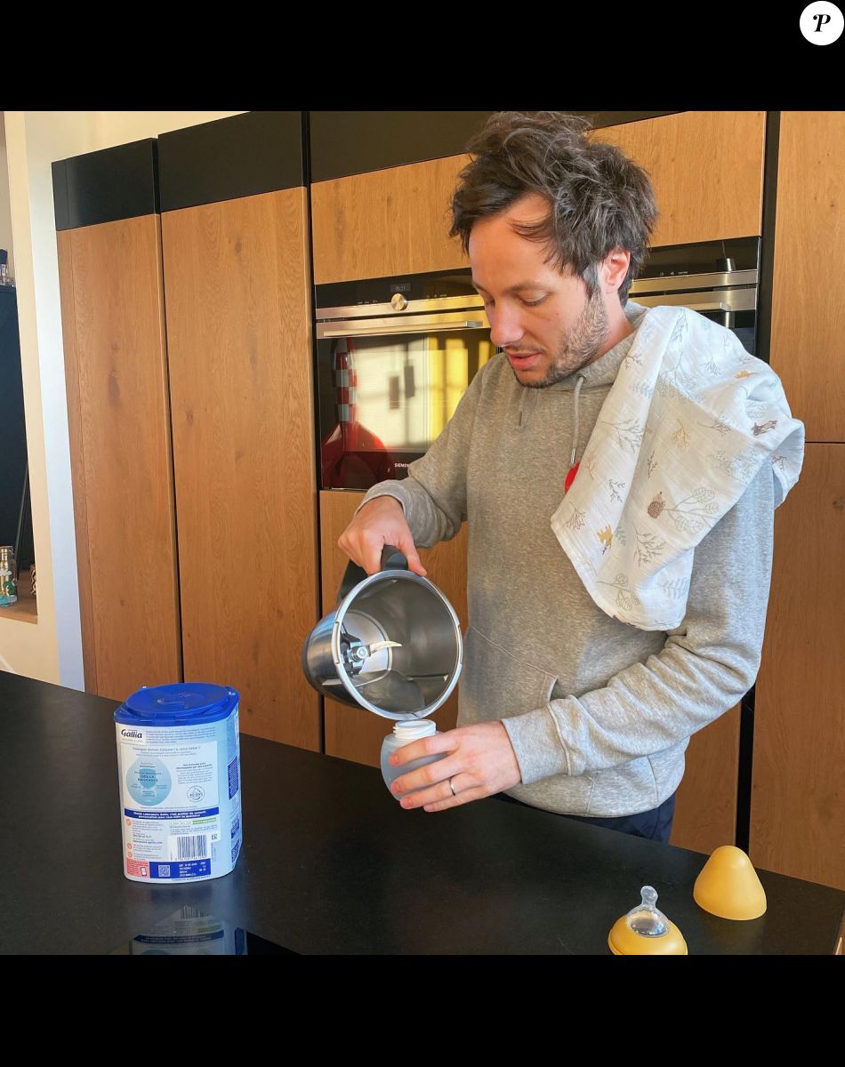 Vianney en pleine préparation d'un biberon.