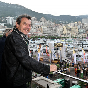 Jean Luc Reichmann, le parrain de la 14ème édition de l'Africa Eco Race, avant le départ du Rallye le 15 octobre 2022, sur le Quai Antoine 1er face au Star's N Bar à Monaco. © Bruno Bebert/Bestimage