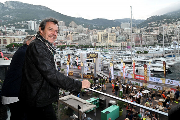 Jean Luc Reichmann, le parrain de la 14ème édition de l'Africa Eco Race, avant le départ du Rallye le 15 octobre 2022, sur le Quai Antoine 1er face au Star's N Bar à Monaco. © Bruno Bebert/Bestimage