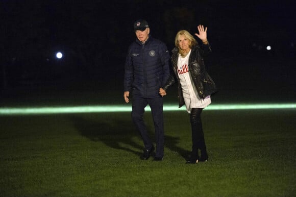 Le président américain Joe Biden et la Première Dame, le Dr Jill Biden, vêtue d'un maillot des Phillies de Philadelphie arrivent avec Marine One à la Maison Blanche à Washington, The District, Etats-Unis, le 23 octobre 2022.