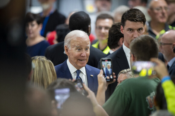 Le président des Etats-Unis, Joe Biden prononce une allocution à l'usine "Volvo Group Powertrain Operations" à Hagerstown (Maryland), le 7 octobre 2022.