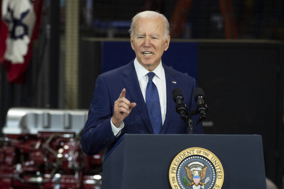 Le président des Etats-Unis, Joe Biden prononce une allocution à l'usine "Volvo Group Powertrain Operations" à Hagerstown (Maryland), le 7 octobre 2022.