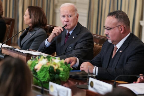 Le vice-président américain Kamala Harris, le président américain Joe Biden et le Secrétaire américain à l'éducation Miguel Cardona écoutent lors d'une réunion du groupe de travail sur l'accès aux soins de santé génésique à la Maison Blanche, le 4 octobre 2022.  United States Vice President Kamala Harris, US President Joe Biden and US Secretary of Education Miguel Cardona listen during a meeting of the Task Force on Reproductive Healthcare Access in the the State Dining Room of the White House. October 4th, 2022.