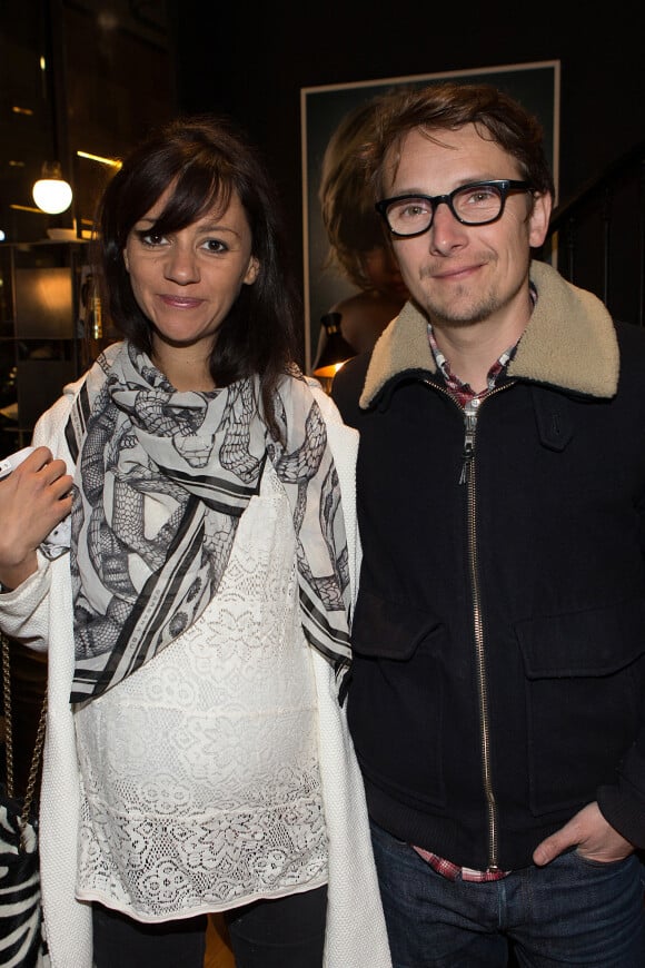 Lorànt Deutsch et sa femme Marie-Julie Baup enceinte - Dédicace du livre de Gwendoline Hamon "Les dieux sont vaches" à la boutique de Sarah Lavoine à Paris, le 10 mars 2014.