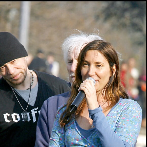 ZAZIE, HUGUES AUFRAY ET PASCAL OBISPO - POUR REVEILLER LES ESPRITS, UN RASSEMBLEMENT A ETE ORGANISE SUR L' ESPLANADE DU TROCADERO, A L' APPEL DE LA FONDATION DE NICOLAT HULOT ET DES ONG LUTTANT POUR LA DEFENSE DE L'ENVIRONNEMENT.