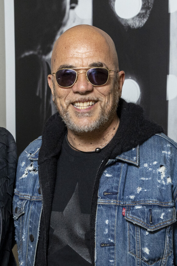 Exclusif - Pascal Obispo - Vernissage de l'exposition photographique de Nikos Aliagas "Regards Miroirs" à la Seine Musicale à Boulogne-Billancourt le 14 avril 2022.  © Cyril Moreau/Bestimage 