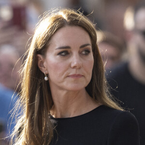 La princesse de Galles Kate Catherine Middleton à la rencontre de la foule devant le château de Windsor, suite au décès de la reine Elisabeth II d'Angleterre.