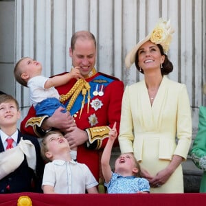 Le prince William, duc de Cambridge, et Catherine (Kate) Middleton, duchesse de Cambridge, le prince George de Cambridge, la princesse Charlotte de Cambridge, le prince Louis de Cambridge, Camilla Parker Bowles, duchesse de Cornouailles - La famille royale au balcon du palais de Buckingham lors de la parade Trooping the Colour 2019, célébrant le 93ème anniversaire de la reine Elisabeth II, Londres, le 8 juin 2019. 