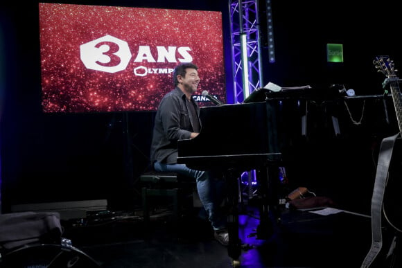 Patrick Bruel - P.Bruel en showcase privé à l'occasion du 3ème anniversaire de la chaîne Olympia TV dans la Salle de billard de l'Olympia à Paris. Le 27 octobre 2022 © Jack Tribeca / Bestimage.