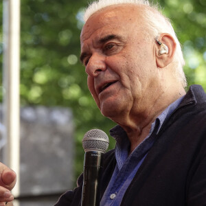 Michel Fugain et sa femme Sanda chantent lors de la soirée d'ouverture du "Printemps de Pérouges" à Chazey-sur-Ain, le 12 juin 2019.