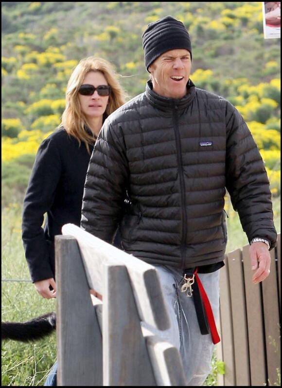 Julia Roberts et son mari Daniel Moder font une promenade avec leur chien à Los Angeles le 9 février 2010