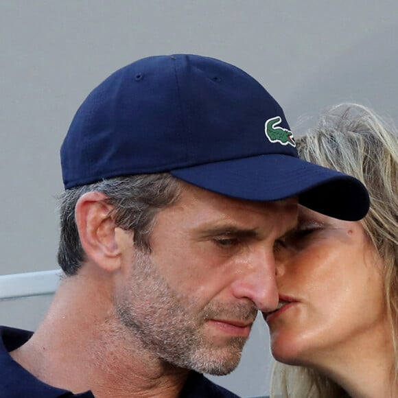 Karin Viard et Manuel Herrero dans les tribunes des Internationaux de France de Roland Garros à Paris le 11 juin 2021