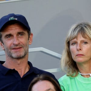 Karin Viard et Manuel Herrero dans les tribunes des Internationaux de France de Roland Garros à Paris le 11 juin 2021